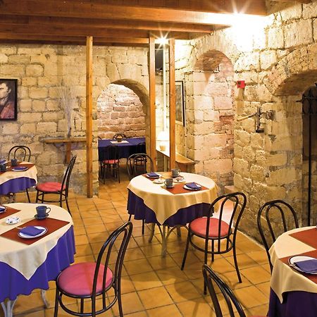 La Ferme Des Barmonts Aparthotel Villejuif Restoran gambar